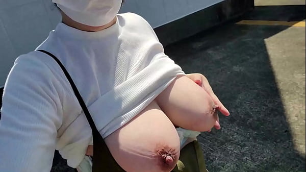 Seorang wanita menikah yang frustrasi melakukan masturbasi dengan kaki terbuka dan payudaranya terbuka di tempat parkir luar ruangan：Video lengkapnya
