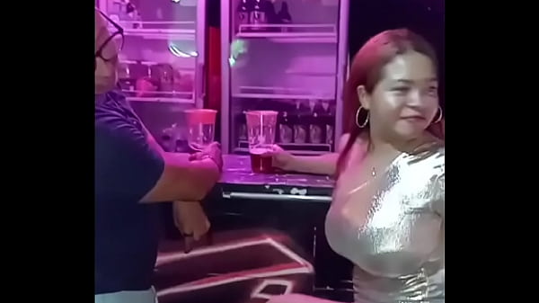 Aku gila dan terangsang, wanita keren ini mendekatiku dan meniduriku di kamar mandi pria, mereka hampir menangkap kita!