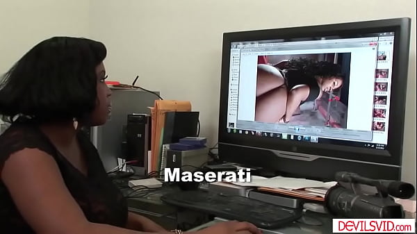 Payudara besar ebony mengisap dan tit sialan seorang pria kulit putih