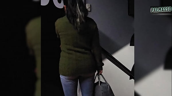Saat keluar, saya tidak bisa menahan diri untuk tidak menghisap penis pria asing – dia meyakinkan saya untuk mematahkan vagina saya yang berbulu! dan meniduriku di semua posisi