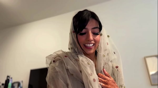 Saya akan melakukan tiktok dengan influencer Muslim sebelum Idul Fitri dan saya akhirnya menidurinya saat suaminya pergi